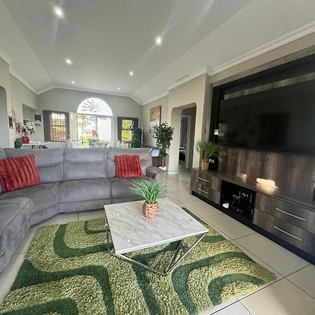 Villa Caylee Caribbean Estates - Ultra-Luxurious - Rimas Interiors Designs - Private Beachfront Escape - Premium Serviced For 8 Guests Port Edward Extérieur photo